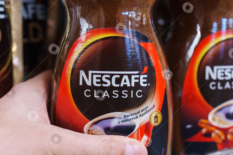 Скачать Тюмень, Россия - 25 ноября 2023 года: Классический кофе Nescafe в стеклянной банке. Nescafe - это марка растворимого порошкового кофе, производимого компанией Nestle. фотосток Ozero