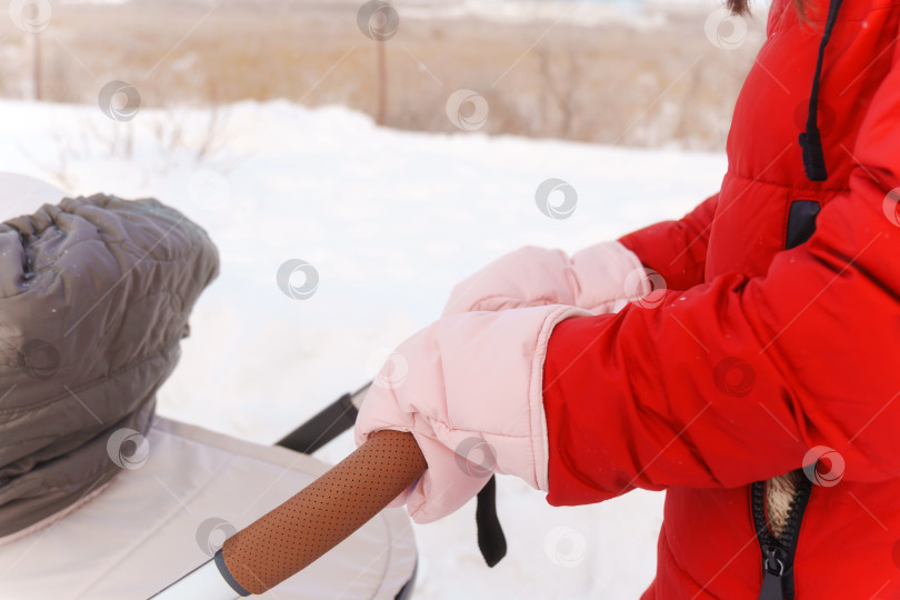 Скачать Запечатленная в объятиях зимы, совместная прогулка матерей - безмятежный момент семейного тепла фотосток Ozero