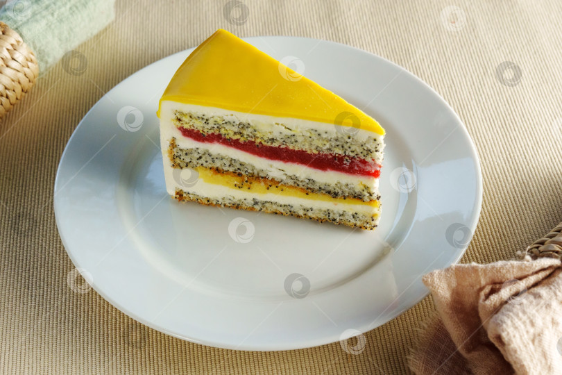 Скачать Восхитительное наслаждение: Соблазнительный кусочек торта, лежащий на сверкающей белой тарелке фотосток Ozero