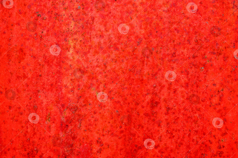 Скачать Красная металлическая поверхность с пятнами, создающими текстурированный фон стены фотосток Ozero