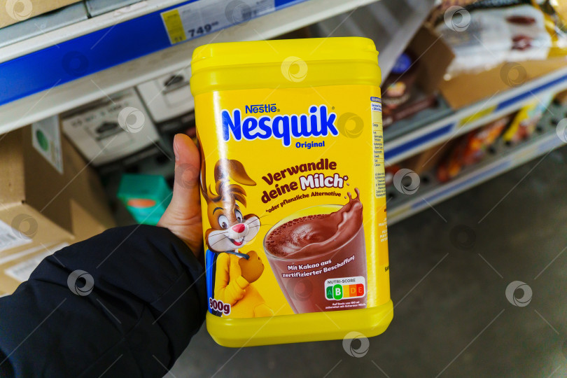 Скачать Тюмень, Россия - 25 ноября 2023 года: Шоколад Nesquik. Nequik принадлежит швейцарской компании Nestle. фотосток Ozero