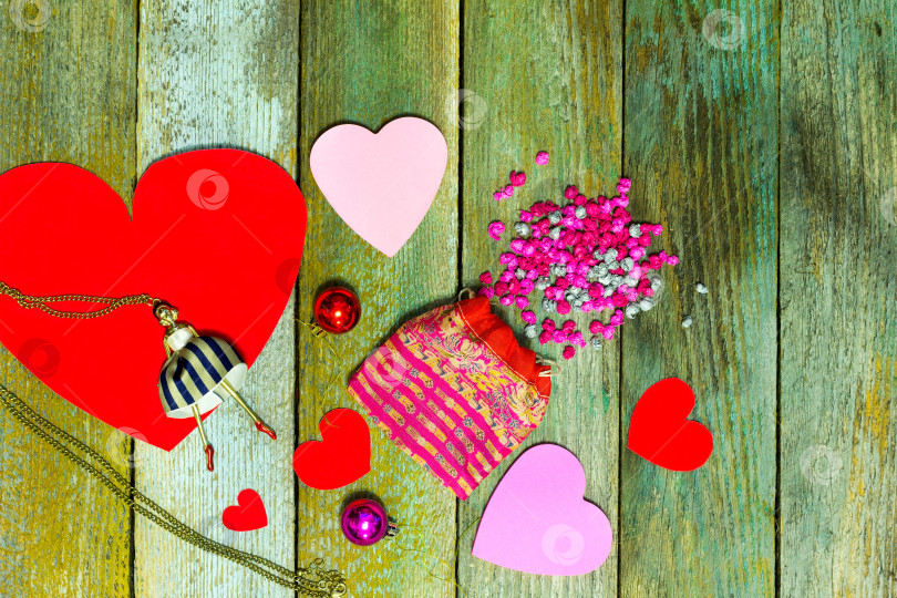 Скачать Красное бумажное сердечко, рождественское украшение, фигурка танцовщицы на цепочке и сумка фотосток Ozero