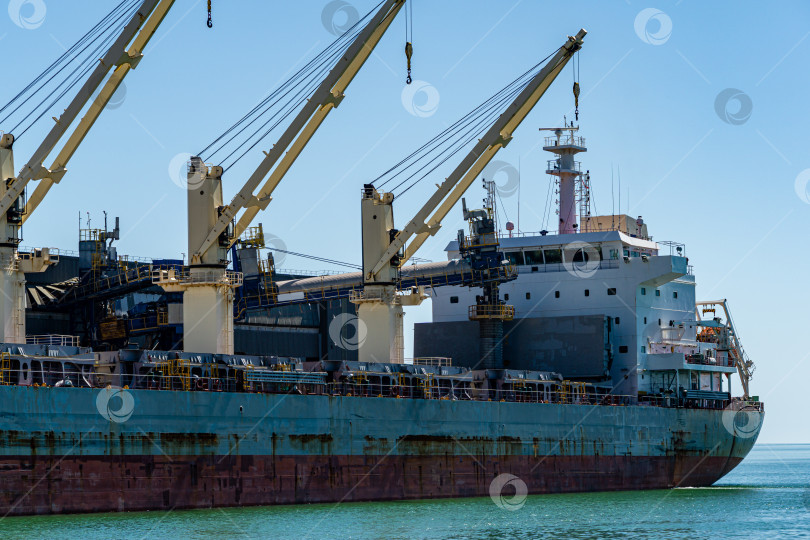 Скачать Большой морской сухогруз или балкер в изумрудных водах Черного моря. Солнечный день. Туапсе, Россия - 16 мая 2019 г. фотосток Ozero