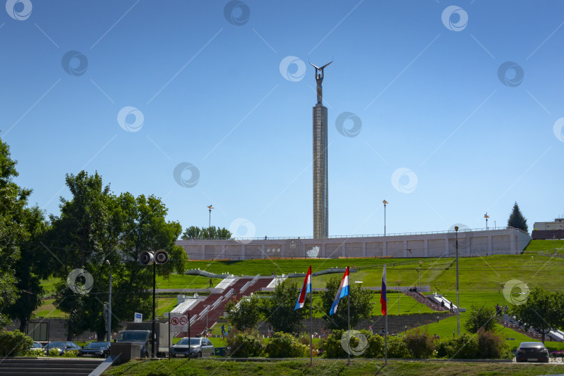 Скачать Монумент Славы был открыт в Самаре 5 ноября 1971 года. Он был сооружен в честь заслуг работников авиастроительной промышленности. фотосток Ozero