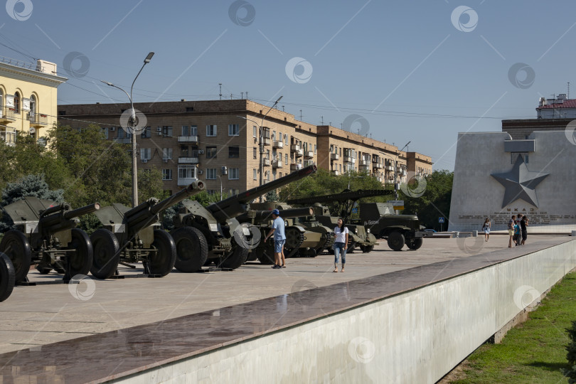 Скачать Волгоград, Россия - 5 августа 2018 года: Волгоград - город-герой. Каждая улица напоминает о прошлых битвах. Все знают Сталинградскую битву. фотосток Ozero