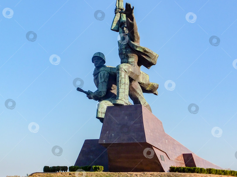 Скачать Памятник подвигу защитников Севастополя во время Второй мировой войны моряку и солдату на холме мыса Хрустальный фотосток Ozero