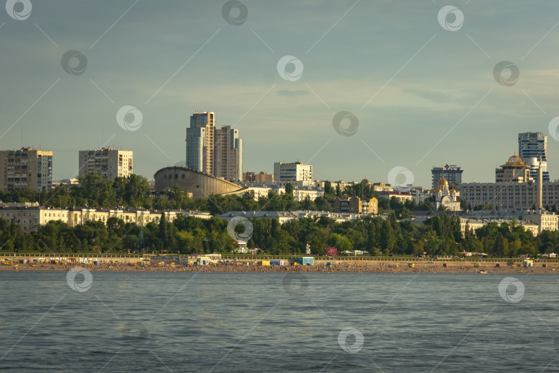 Скачать Панорама Самары и городской набережной. Вид с Волги на закате дня. фотосток Ozero