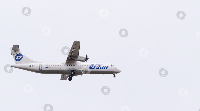 Скачать Самолет ATR 72-500 авиакомпании "ЮТэйр" в небе. Сочи, Россия - 15 марта 2021 г. фотосток Ozero