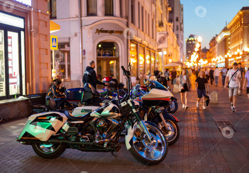 Скачать Вид на Старый Арбат, стоянку мотоциклов (город Москва, Россия) фотосток Ozero