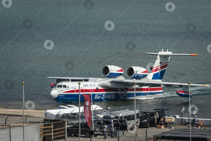 Скачать Геленджик, Россия - 5 сентября 2018 г.: Многоцелевой самолет-амфибия Бе-200ЕС на Гидроавиасалоне (Gidroaviasalon) 2018, 12-й международной выставке и научной конференции по гидроавиации фотосток Ozero