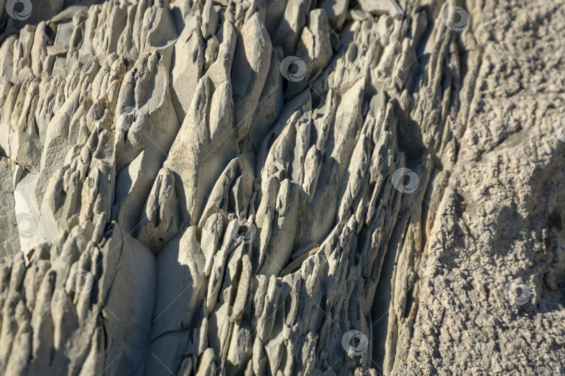 Скачать Натуральные камни и фрагменты скал на берегу озера в качестве спокойного и оригинального фона. фотосток Ozero