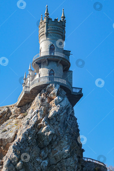 Скачать Замок Ласточкино гнездо на скале Аврора Клифф в Черном море в Гаспре. Это символ и достопримечательность Крыма, Россия. Одно из главных туристических мест Крыма. Ласточкино гнездо было построено между 1911 и 1912 годами. фотосток Ozero