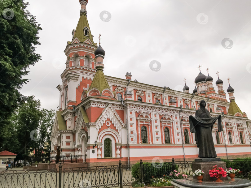 Скачать Свято-Покровский кафедральный собор в Гродно, католический православный собор в неорусском стиле (Покровский собор). Гродно, Беларусь - 17 июля 2017 г. фотосток Ozero