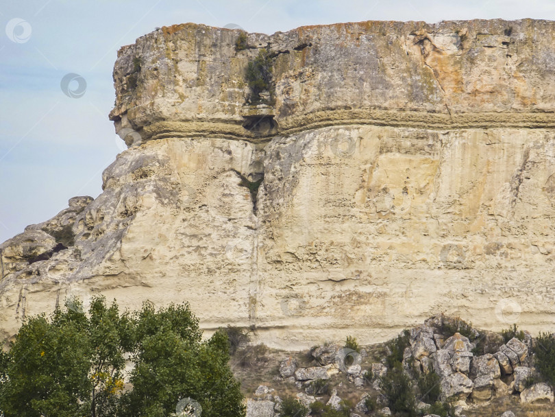 Скачать Белые склоны горы Ак-Кая, знаменитой достопримечательности Крыма, в пасмурный осенний день фотосток Ozero