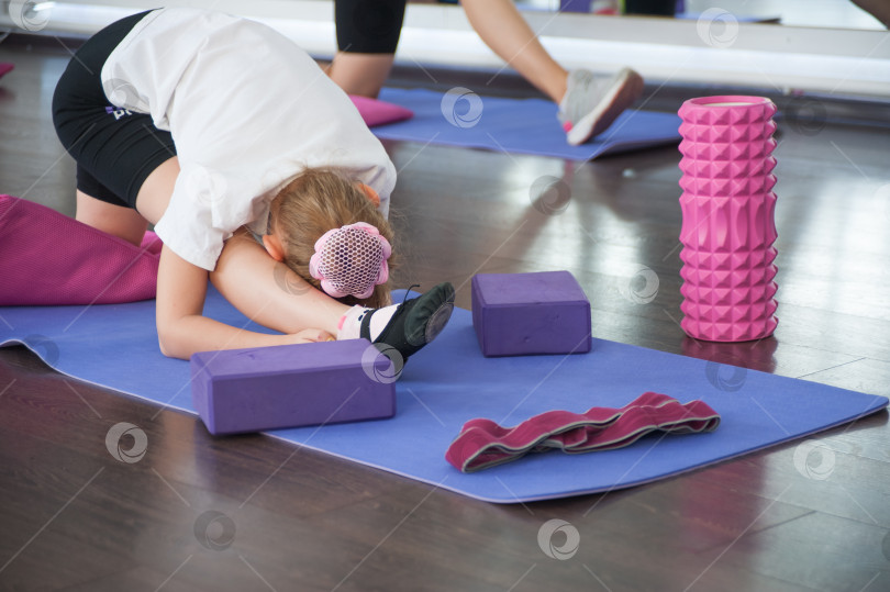 Скачать детская гимнастика и упражнения на растяжку мышц фотосток Ozero