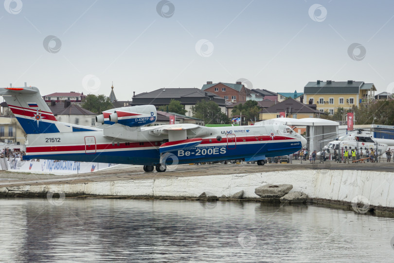 Скачать Самолет-амфибия Бериева Бе-200ЧС возвращается на базу фотосток Ozero