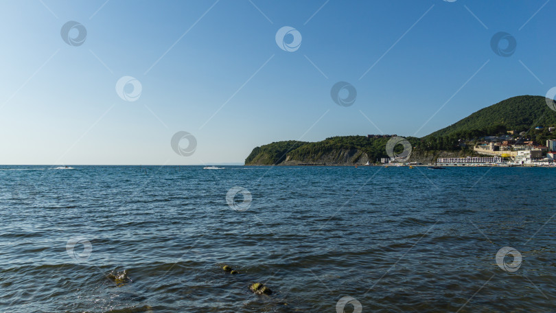 Скачать Живописный морской пейзаж с голубой водой Черного моря и скалистым побережьем на горизонте. Село Ольгинка, Туапсе, Черное море, Россия. фотосток Ozero