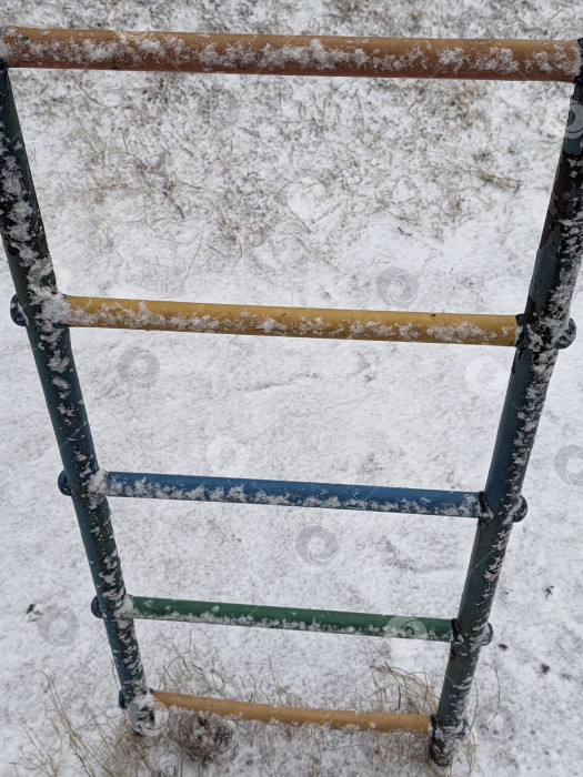 Скачать Спортивная лестница, покрытая снегом фотосток Ozero