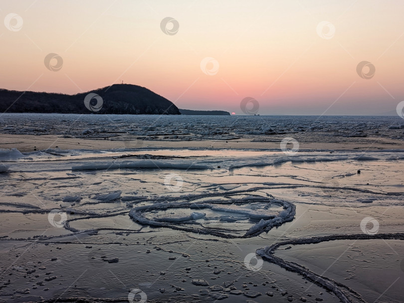 Скачать Зимний закат над морем фотосток Ozero