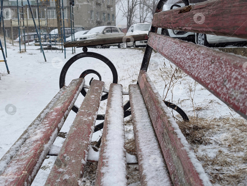 Скачать Деревянная скамья в снегу фотосток Ozero