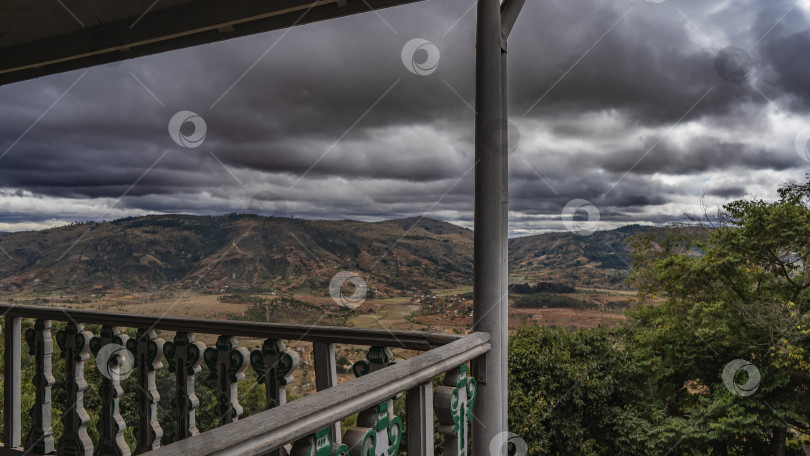 Скачать С террасы открывается вид на пейзаж Мадагаскара фотосток Ozero