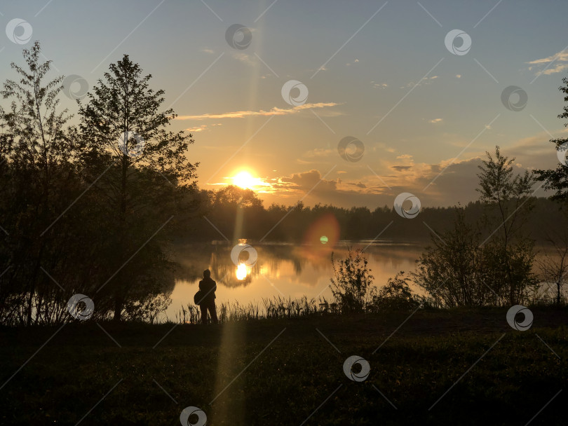 Скачать силуэт человека, любующегося закатом на берегу озера, летний пейзаж фотосток Ozero