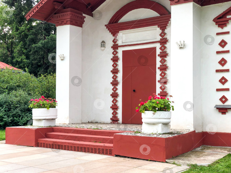 Скачать фасад дома с входом с симметричным декором вокруг входной двери фотосток Ozero