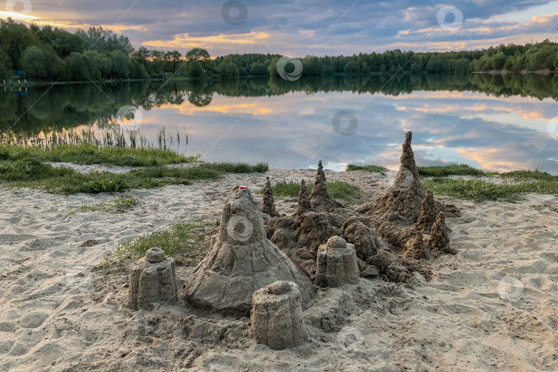 Скачать замок из песка на берегу озера фотосток Ozero