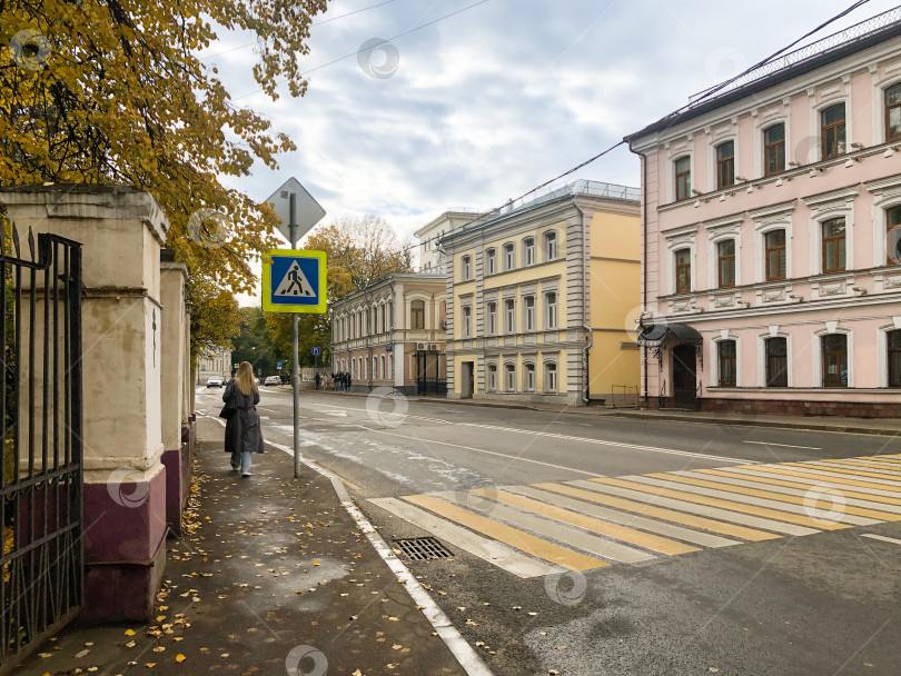 Скачать тихая городская улица со старыми домами и переходом по зебре через дорогу осенний пейзаж фотосток Ozero