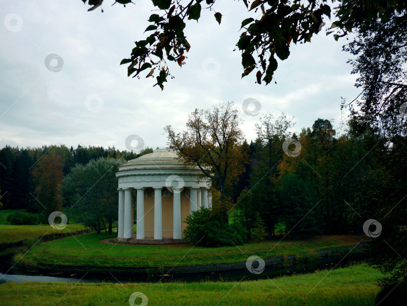 Скачать Куполообразное здание в парке фотосток Ozero