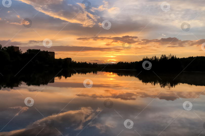 Скачать Летний красочный закат на озере с облаками, отражающимися в воде фотосток Ozero