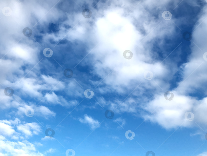 Скачать Белые облака на естественном фоне ярко-голубого неба фотосток Ozero