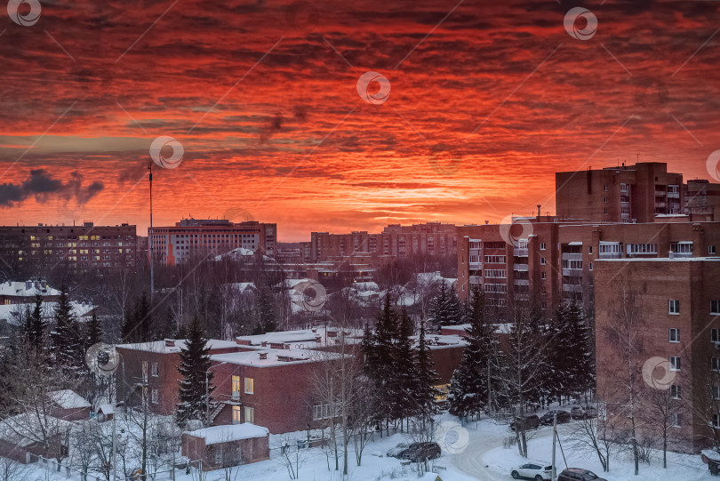 Скачать Пылающее небо на рассвете над городом морозным зимним утром фотосток Ozero