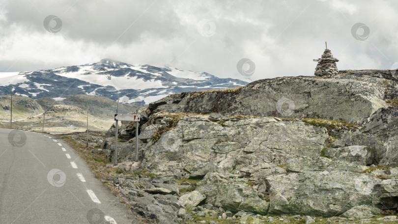 Скачать камни в форме пирамид вдоль горной дороги в Норвегии фотосток Ozero
