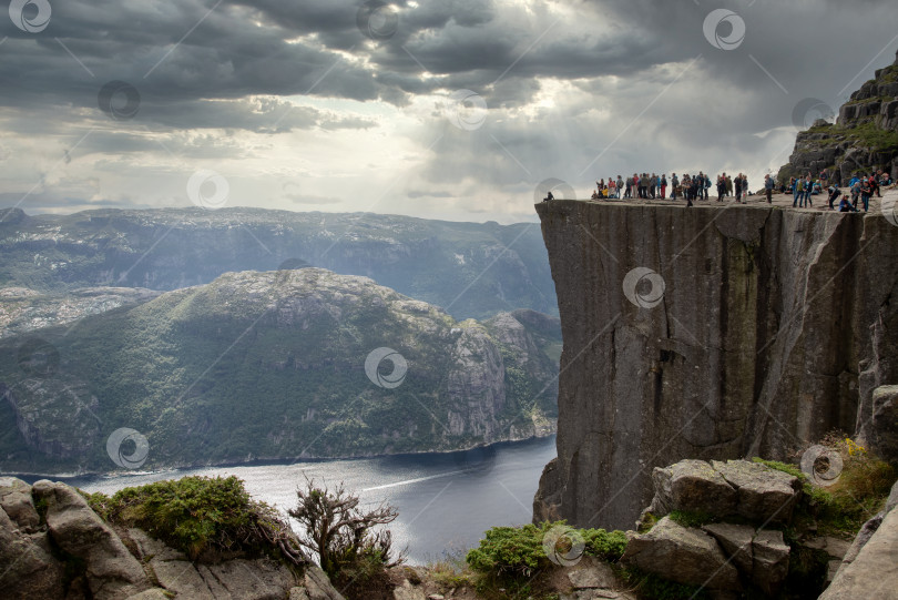 Скачать Множество людей стоят у скалы Амвон, Норвегия фотосток Ozero