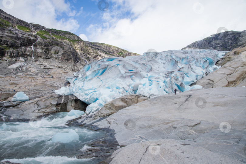 Скачать Люди совершают пеший поход к голубому леднику в горах фотосток Ozero
