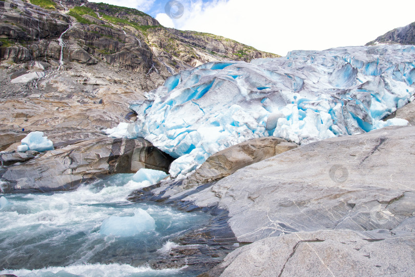 Скачать язык ледника спускается к горной реке фотосток Ozero