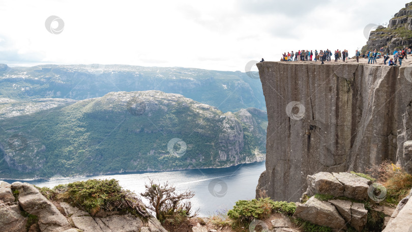 Скачать Множество людей стоят у скалы Амвона в Норвегии фотосток Ozero