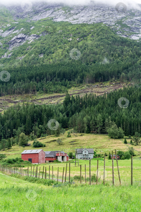 Скачать Норвежский пейзаж с выкрашенной в красный цвет стеной дома фотосток Ozero