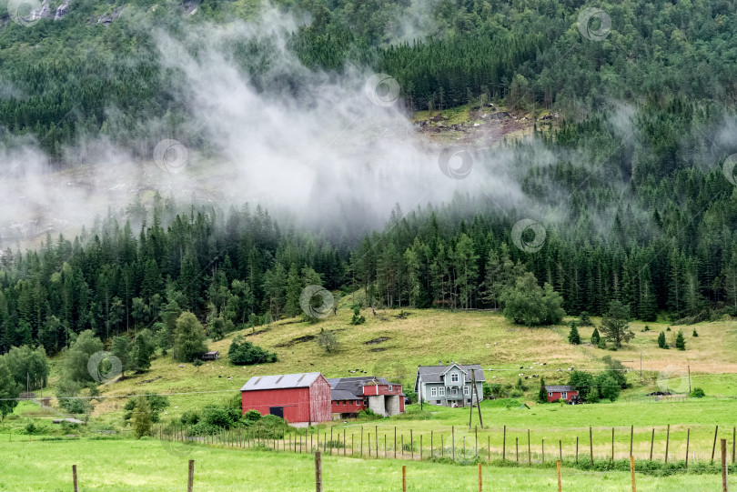 Скачать Норвежский пейзаж с выкрашенной в красный цвет стеной дома фотосток Ozero