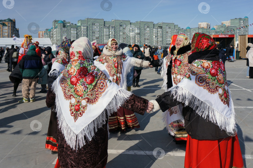 Скачать Казань, Татарстан, Россия – 17 марта 2024:  хоровод на проводах зимы фотосток Ozero