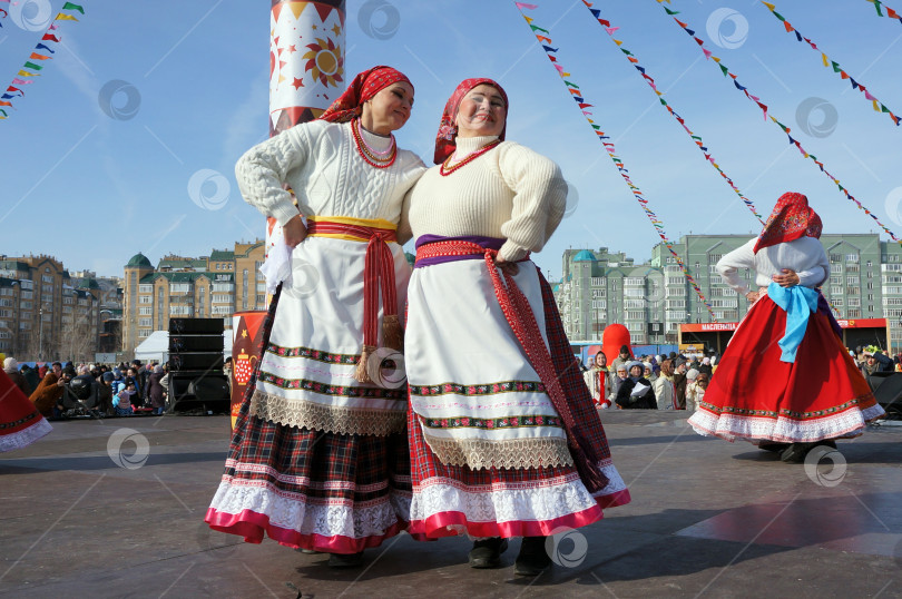 Скачать Казань, Татарстан, Россия – 17 марта 2024: русский народный танец фотосток Ozero