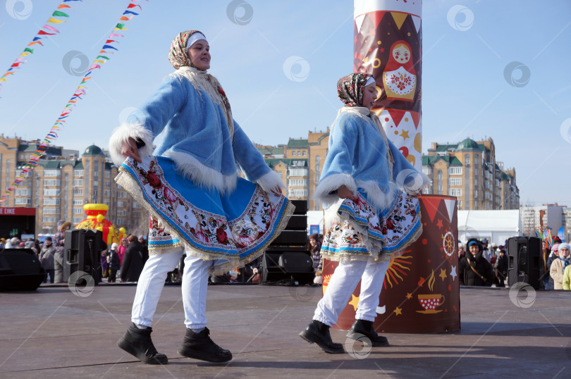 Скачать Казань, Татарстан, Россия – 17 марта 2024:  народный танец на проводах зимы фотосток Ozero