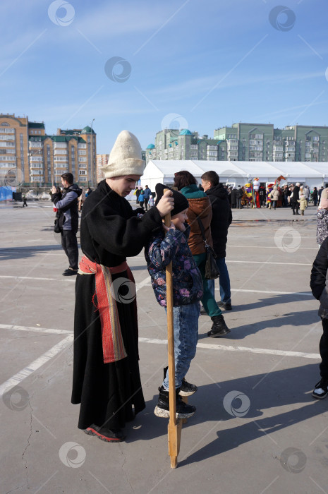 Скачать Казань, Татарстан, Россия – 17 марта 2024:  хождение на ходулях фотосток Ozero