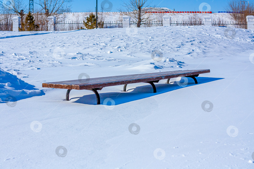 Скачать В парке занесённом снегом стоит лавочка фотосток Ozero