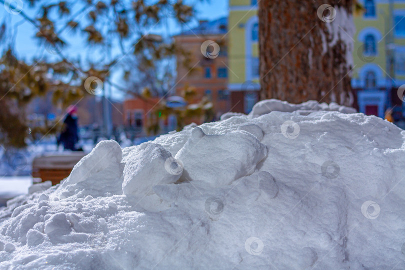 Скачать Сугроб снега в центре города фотосток Ozero