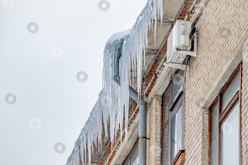 Скачать Сосульки свисающие с крыши здания фотосток Ozero