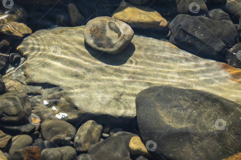 Скачать Морские камни и утесы разных размеров и текстуры черного, серого и коричневого цветов под водой на побережье Черного моря в качестве природного ландшафта. фотосток Ozero