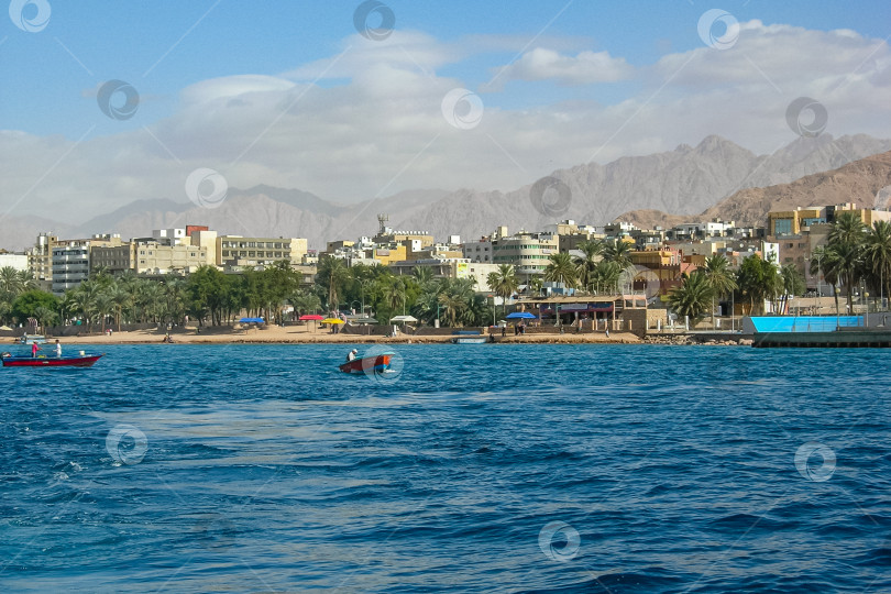 Скачать Вид с моря на морской курорт Акаба в Иордании. Красное море, Иордания - 7 декабря 2009 г. фотосток Ozero