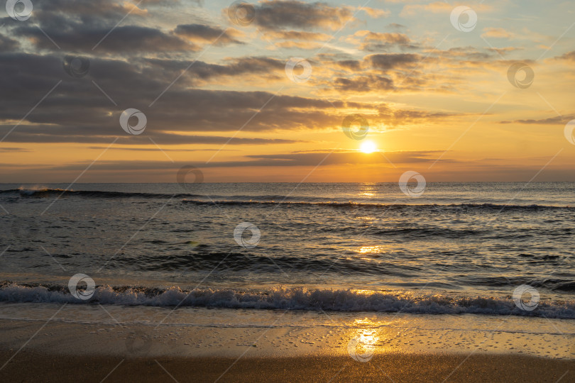 Скачать Прекрасный вид на Черное море с первыми лучами восходящего солнца. Волшебная красота рассвета. Красочное небо с облаками и золотом. Прекрасная композиция природы для естественного фона любого дизайна фотосток Ozero